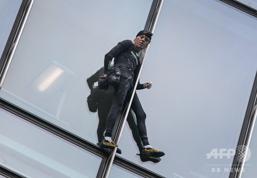 仏スパイダーマン、ドイツの高層ビルに「登頂」 その後逮捕される
