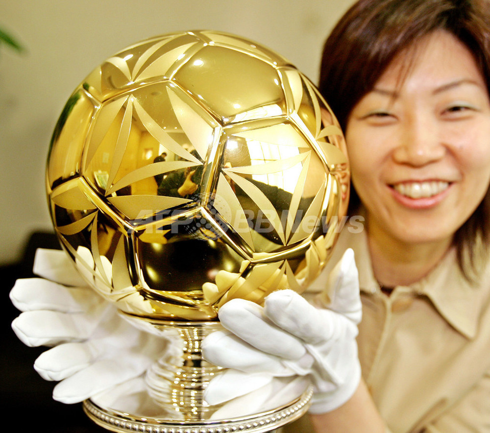 06サッカーW杯＞純金サッカーボールが販売 - 東京 写真1枚 国際 