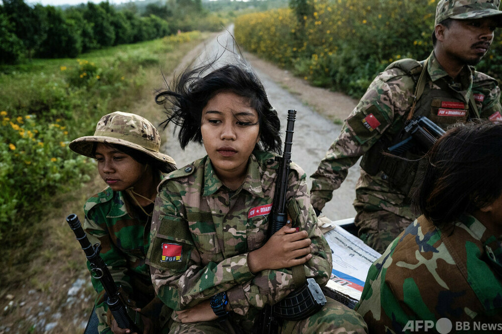 軍政と前線で戦う、10代の女性戦闘員 ミャンマー 写真38枚 国際ニュース：AFPBB News