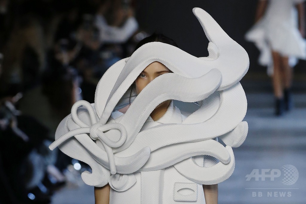 まるで歩く彫像、「ヴィクター＆ロルフ」16年春夏オートクチュール