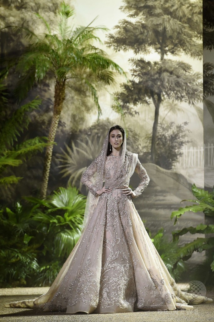 「エリー・サーブ」16年春夏オートクチュール