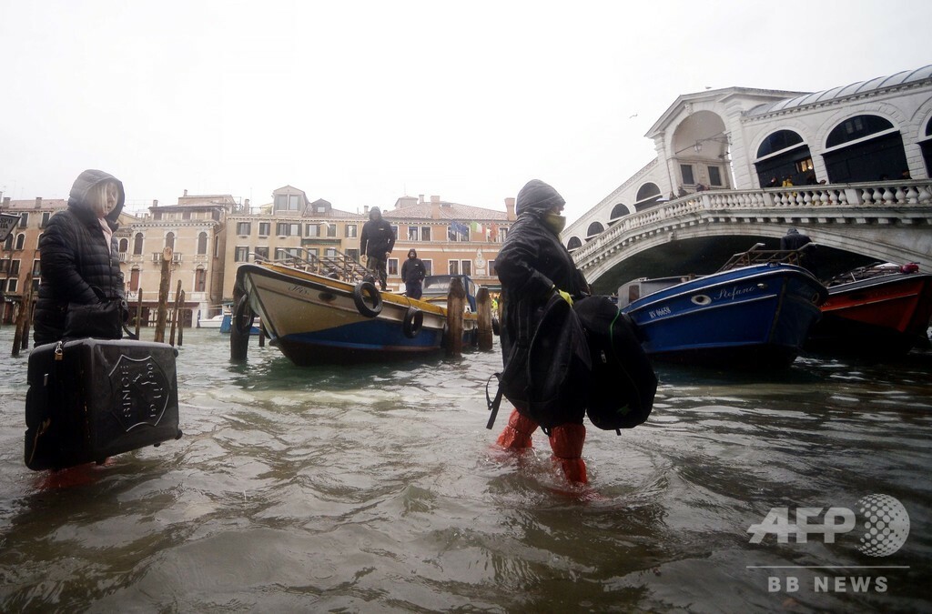 伊ベネチアでまた高潮、サンマルコ広場を一時閉鎖 50以上の教会も被害