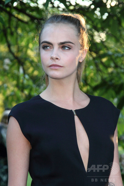 カーラ・デルヴィーニュ、「ラブ」誌のゲストエディターに抜擢