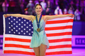 フィギュアスケート世界選手権、女子シングル・フリースケーティング（FS）。表彰式で銅メダル獲得を喜ぶアリサ・リウ（2022年3月25日撮影）。(c)Sylvain THOMAS / AFP