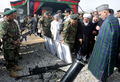 写真は同日、提供された武器を見るカルザイ大統領（右）ら。(c)AFP/SHAH Marai
