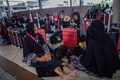 インドネシア・シドアルジョの空港に到着した、イスラム教の聖地への小巡礼「ウムラ」を希望する人々（2020年2月27日撮影）。(c)Juni KRISWANTO / AFP