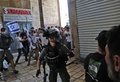 中東エルサレム旧市街で、イスラエル国旗を掲げて行進するユダヤ人デモ隊（2022年5月29日撮影）。(c)HAZEM BADER / AFP