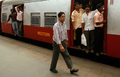 インド、ムンバイ（Mumbai）のチャーチゲート（Churchgate）駅のホームを歩くSamir Zaveriさん。18歳の時に線路を歩いて渡ろうとして両足を失った。（2008年5月31日撮影）。(c)AFP/Sajjad HUSSAIN