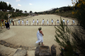 首都アテネ（Athens）から南西120キロの古代都市遺跡ネメア（Nemea）の競技場跡で、100メートル走を裸足で走る選手たち（2008年6月21日撮影）。(c)AFP/Louisa Gouliamaki