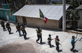 メキシコ・ゲレロ州アヤウアルテンパで自警団の組織した戦闘訓練に向かい、村を練り歩く少年ら（2021年4月10日撮影）。(c)PEDRO PARDO / AFP