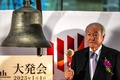 東京証券取引所で行われた「大発会」に出席した鈴木俊一財務相（2023年1月4日撮影）。(c)Philip FONG / AFP