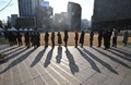 韓国ソウルで新型コロナウイルス検査を待つ人（2022年2月16日撮影）。(c)Jung Yeon-je / AFP