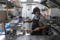 インド・ニューデリー郊外グルガオンのCoCo壱番屋で、カレーを容器に詰める従業員（2020年8月26日撮影）。(c)SAJJAD  HUSSAIN / AFP