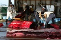 クジラの解体作業。千葉県南房総市の和田漁港で（2004年7月12日撮影）。(c) Kazuhiro NOGI / AFP