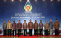 インドネシアのジャカルタ（Jakarta）で開幕した東南アジア諸国連合（ASEAN）の首脳会議で、写真撮影に臨む加盟10か国首脳（2011年5月7日撮影）。(c)AFP/ACHMAD IBRAHIM