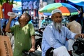 猛暑に見舞われているインドの首都ニューデリーの街角で（2024年5月21日撮影）。(c)Money SHARMA / AFP