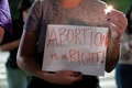 米連邦最高裁判所が、女性の人工妊娠中絶の権利を認める判決を覆す可能性が報じられた後、首都ワシントンの同裁前で中絶の権利を改めて訴える賛成派（2022年5月2日撮影）。(c)Stefani Reynolds / AFP