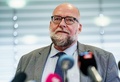 ドイツ・イツェホーで記者会見に臨む、ナチス・ドイツのシュトゥットホーフ強制収容所の秘書だったイルムガルド・フルヒナー被告の弁護人（2021年9月30日撮影）。(c)Axel Heimken / AFP