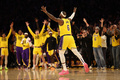 22-23NBA、ロサンゼルス・レイカーズ対オクラホマシティ・サンダー。NBAの歴代最多得点記録を更新し、歓喜するロサンゼルス・レイカーズのレブロン・ジェームズ（2023年2月7日撮影）。(c)Harry How/Getty Images/AFP