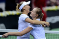 女子テニス、国別対抗戦のフェドカップ（2013 Fed Cup）は10日、ワールドグループ1部の1回戦が各地で行われ、第5試合でロシアのエレナ・ベスニナ（Elena Vesnina）/エカテリーナ・マカロバ（Ekaterina Makarova）組は6-2、6-2で森田あゆみ（Ayumi Morita）/土居美咲（Misaki Doi）組に勝利した。

勝利を喜ぶエレナ・ベスニナ（左）とエカテリーナ・マカロバ（2013年2月10日撮影）。(c)AFP/KIRILL KUDRYAVTSEV