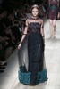 フランス・パリ市内で発表された「ヴァレンティノ（VALENTINO）」14年春夏コレクションのランウェイに登場したモデルのカーラ・デルビーニュ（Cara Delevingne、2013年10月1日撮影）。(c)AFP/PATRICK KOVARIK