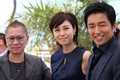 南仏カンヌ（Cannes）で開催中の第66回カンヌ国際映画祭（Cannes Film Festival）で20日、コンペティション部門に出品されている三池崇史（Takashi Miike）監督作『藁の楯』の公式上映が行われ、監督とともに主演の大沢たかお（Takao Osawa）、共演者の松嶋菜々子（Nanako Matsushima）がレッドカーペットを歩いた。この日は、公式上映に先立ち、記者会見とフォトコールも行われた。

写真は、フォトコールに登場した（左から）三池監督、松嶋、大沢（2013年5月20日撮影）。(c)AFP/LOIC VENANCE