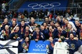 北京冬季五輪、アイスホッケー男子決勝、フィンランド対ロシア五輪委員会（ROC）。金メダル獲得を喜ぶフィンランドの選手（2022年2月20日撮影）。(c)Kirill KUDRYAVTSEV / AFP