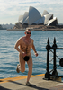 オーストラリア・シドニー港（Sydney Harbour）の海岸沿いで、ヌードスーツを着てジョギングする男性（2009年5月26日撮影）。(c)AFP/Torsten BLACKWOOD
