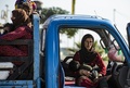 トルコとの国境沿いにあるシリア北部の街ラスアルアイン一帯における、トルコ軍主導部隊とクルド人主体の民兵組織「シリア民主軍（SDF）」との戦闘から逃げて来たシリア人家族。シリアのアラブ人およびクルドの民間人とともにハサケ郊外のタルタメルの街に到着した（2019年10月15日撮影）。(c)AFP / Delil Souleiman