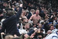 サッカー欧州チャンピオンズリーグ、決勝トーナメント1回戦第1戦、FCコペンハーゲン対マンチェスター・シティ。得点を喜ぶFCコペンハーゲンのファン（2024年2月13日撮影）。(c)Jonathan NACKSTRAND/ AFP
