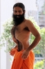 インドのニューデリー（New Delhi）から約240キロ離れたハリドワール（Haridwar）のPitanjali Yogpeethで、政府の腐敗に抗議するハンガーストライキ中にヨガをするインド・ヨガ界の有名指導者、スワミ・ラムデヴ（Swami Ramdev）氏（2011年6月7日撮影）。(c)AFP/Manan VATSYAYANA