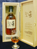 都内で、サントリーホールディングス（Suntory Holdings）が発表した35年物のシングルモルトウイスキー「山崎（Yamazaki）」の限定ボトル（2006年5月23日撮影）。(c)AFP/Kazuhiro NOGI