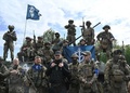 ウクライナ北部で取材に応じたロシア反政権派「ロシア義勇軍団」の創設者デニス・カプースチン氏（手前中央）と戦闘員（2023年5月24日撮影）。(c)SERGEY BOBOK / AFP