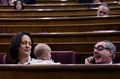 スペインで招集された下院議会で、赤ちゃんを連れて出席したカロリーナ・ベスカンサ議員（左、2016年1月13日撮影）。(c)AFP/PIERRE-PHILIPPE MARCOU