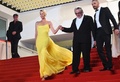 非コンペティション部門で上映された『Mad Max : Fury Road』に出演した女優のシャーリーズ・セロン（左）と恋人で俳優のショーン・ペン（2015年5月14日撮影）。(c)AFP/ANNE-CHRISTINE POUJOULAT
