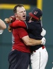 17MLB、クリーブランド・インディアンス対カンザスシティ・ロイヤルズ。10回裏にサヨナラ安打を放ち、フランシスコ・リンドーア（右）と喜ぶクリーブランド・インディアンスのジェイ・ブルース（2017年9月14日撮影）。(c)AFP/Getty Images/Ron Schwane