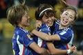 サッカー女子W杯オーストラリア・ニュージーランド大会、グループC、日本対スペイン。チーム3点目を決め、チームメートと喜び合う宮澤ひなた（中央、2023年7月31日撮影）。(c)Marty MELVILLE / AFP