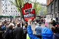 スウェーデンの首都ストックホルムの社会民主労働党の本部前で行われた、北大西洋条約機構（NATO）加盟に反対するデモの参加者（2022年5月14日撮影）。(c)Anders WIKLUND / TT News Agency / AFP