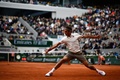 全仏オープンテニス、男子シングルス準決勝。リターンを打つロジャー・フェデラー（2019年6月7日撮影）。(c)Martin BUREAU / AFP