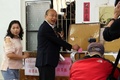 台湾南部の高雄市で投票する最大野党・国民党の韓国瑜氏（中央、2020年1月11日撮影）。(c)AFP/HSU Tsun-hsu