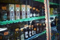 メキシコ・メキシコ市の酒販売店の陳列棚（2020年5月5日撮影、資料写真）。(c)RODRIGO ARANGUA / AFP