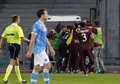12-13イタリア・セリエAは4日、第11節の試合が各地で行われ、ナポリ（SSC Napoli）は1-1でトリノ（Torino FC）と引き分けた。

後半ロスタイムにジャンルカ・サンソーネ（Gianluca Sansone）が挙げた同点ゴールを喜ぶトリノの選手（2012年11月5日撮影）。(c)AFP/CARLO HERMANN