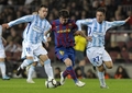 09-10スペイン1部リーグ第24節、FCバルセロナ（%%FC Barcelona%%）対マラガ（%%Malaga CF%%）。試合はバルセロナが2-1で勝利した。写真はマラガのエドゥ・ラモス（%%Edu Ramos Gomez%%、左）とダニエル・トリビオ（%%Daniel Toribio Gutierrez%%、右）のチェックを受けるFCバルセロナのリオネル・メッシ（%%Lionel Messi%%）。（2010年2月27日撮影）(c)AFP/LLUIS GENE