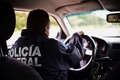 メキシコ北東部タマウリパス州で、ギャングが横行する高速道路101号線で一般車両を護衛するパトカーを運転する連邦警察官（2015年12月16日撮影）。(c)AFP/RONALDO SCHEMIDT