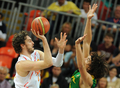 ロンドン五輪は6日、バスケットボール・アリーナ（Basketball Arena）で男子バスケットボールの1次リーグB組の試合が行われ、ブラジルが88-82でスペインに勝利し、グループ2位で準々決勝に進出した。

ブラジルのアンダーソン・ヴァレジャオ（Anderson Varejao、右）のチェックを受けるスペインのパウ・ガソル（Pau Gasol、2012年8月6日撮影）。(c)AFP/MARK RALSTON