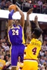 15-16NBA、クリーブランド・キャバリアーズ対ロサンゼルス・レイカーズ。ジャンプシュートを狙うロサンゼルス・レイカーズのコービー・ブライアント（2016年2月10日撮影）。(c)AFP/Getty Images/Jason Miller