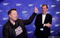ドイツ・ベルリンで開かれたアクセル・スプリンガー賞の授賞式に、出版社アクセル・シュプリンガーのマティアス・ドプフナー最高経営責任者（CEO、右）と共に登場した米宇宙開発企業スペースXのオーナーで米電気自動車（EV）大手テスラの最高経営責任者でもあるイーロン・マスク氏（左、2020年12月1日撮影）。(c)HANNIBAL HANSCHKE / POOL / AFP