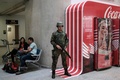 ブラジル・リオデジャネイロ国際空港の到着ロビーを警備するブラジル空軍の兵士（2016年7月25日撮影）。(c)AFP/YASUYOSHI CHIBA