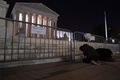 米連邦最高裁判所が、女性の人工妊娠中絶の権利を認める判決を覆す可能性が報じられた後、首都ワシントンの同裁前でひざまずいて泣く女性（2022年5月2日撮影）。(c)Stefani Reynolds / AFP