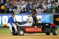 15MLBプレーオフ、ナ・リーグ地区シリーズ（5回戦制）、ロサンゼルス・ドジャース対ニューヨーク・メッツ。スライディングを仕掛けたロサンゼルス・ドジャースのチェイス・アトリーと接触したあと、グラウンドから運び出されるニューヨーク・メッツのルーベン・テハダ（2015年10月10日撮影）。(c)AFP/Getty Images/Sean M. Haffey
